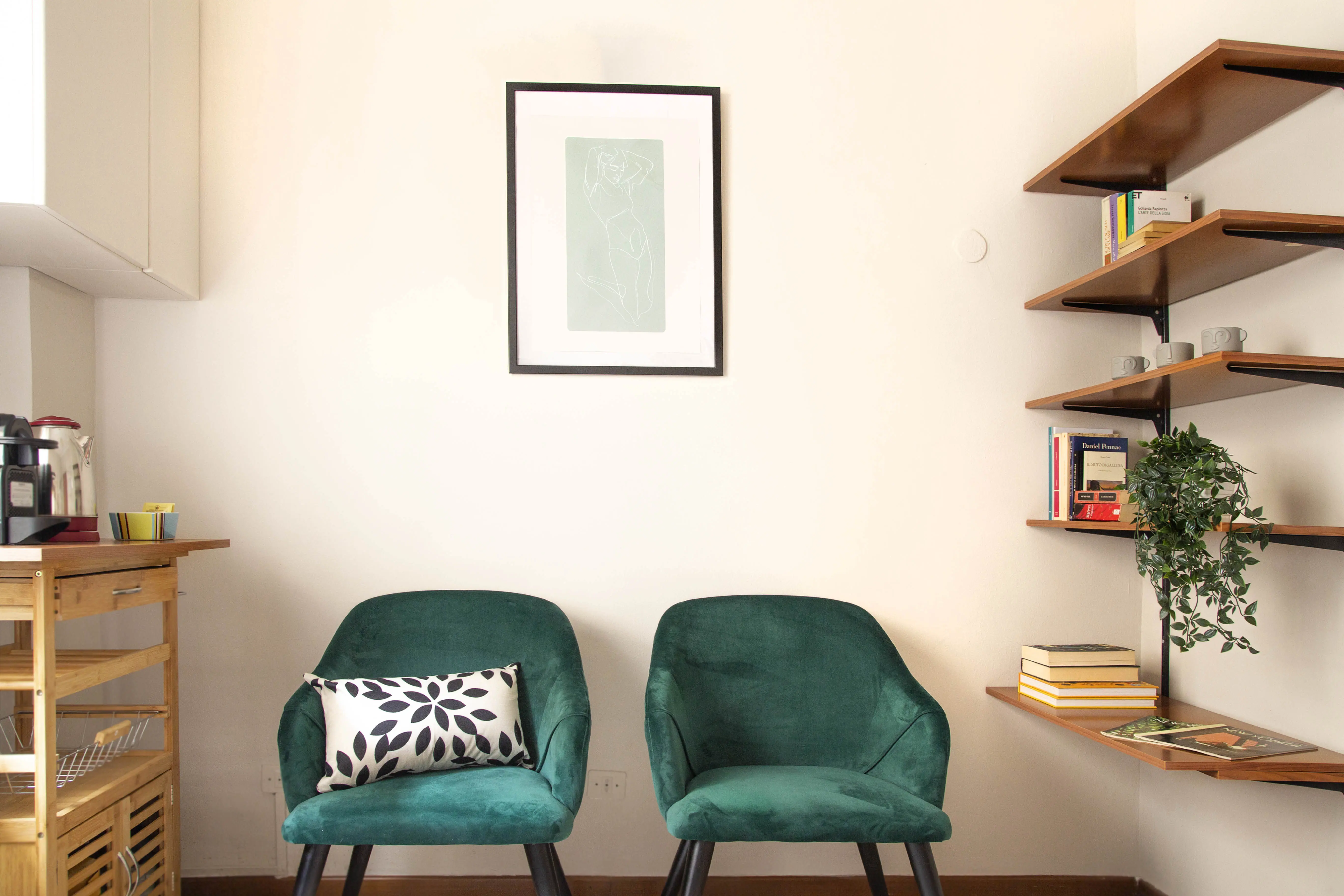 poltrone-di-accoglienza-con-un-quadro-originale