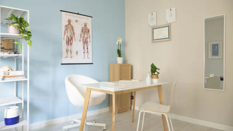 reatil-staging-e-visual-merchandising-di-studio-osteopatia-con-elementi-di-de