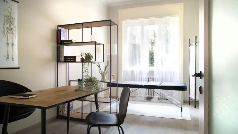 Allestimento-staging-fotografia-immobiliare-di-studio-osteopatico-con-una-finestra-suggestiva