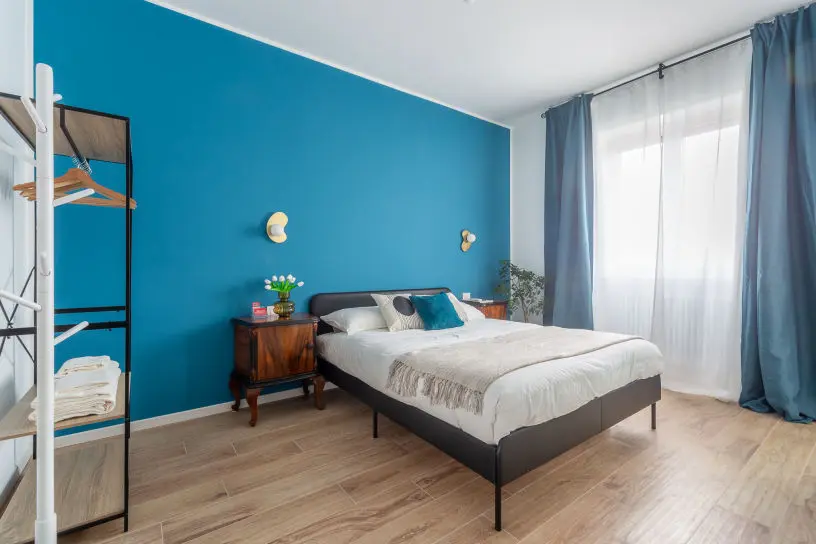 Una-camera-da-letto-di-Airbnb-con-il-letto-allestito-con-i-tessitli-ricercati-per-un-relax-perfetto