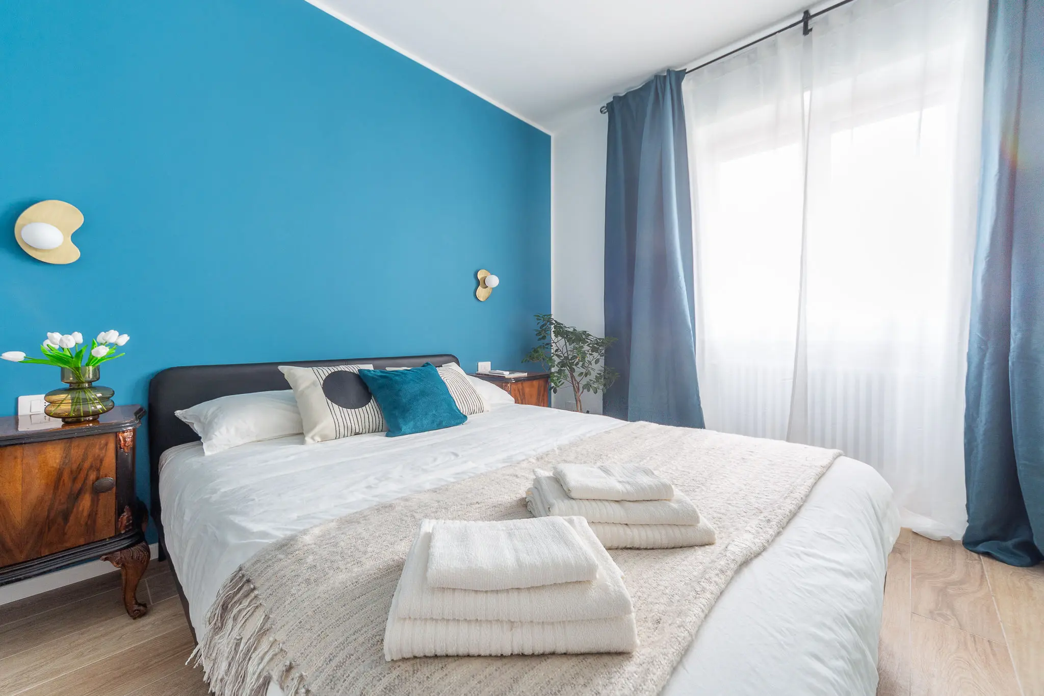 Camera-da-letto-di-airbnb-messa-in-scena-con-i-cuscini-e-tessuti-morbidi