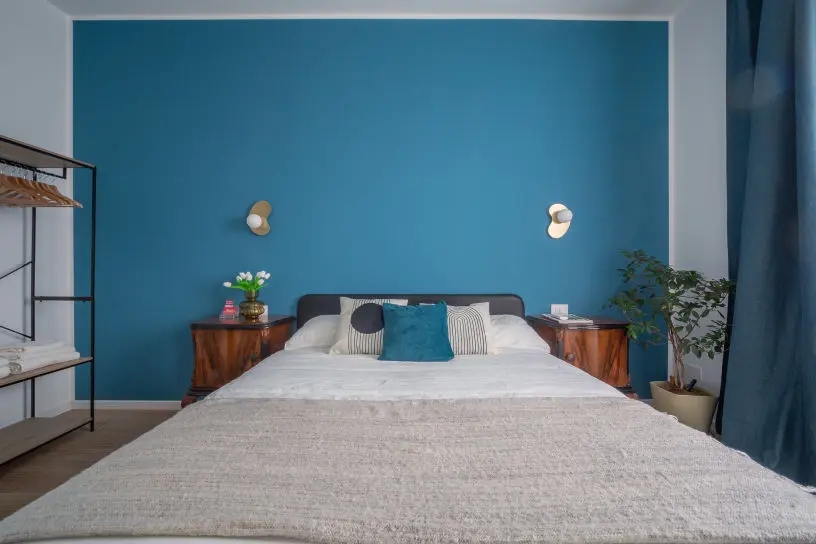 Camera-da-letto-di-airbnb-messa-in-scena-con-i-cuscini-e-tessuti-morbidi