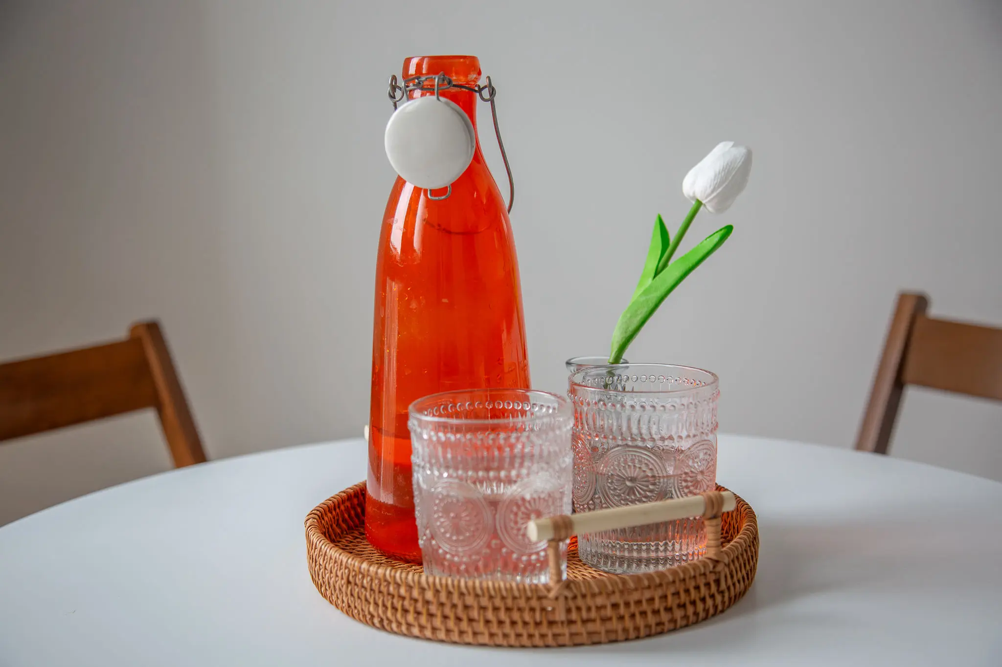 home-styling-di-cucina-con-il-tavolo-rotondo-e-sedie-vintage-in-fondo-quadretti-fornasetti