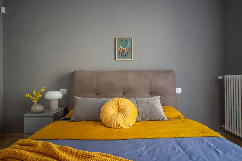 home-staging-di-casa-abitata-arredata-e-fotografia-immobiliare-ca,era-da-letto-con-cuscino-leroymerlin-e-coperta-gialla-maison-dumond