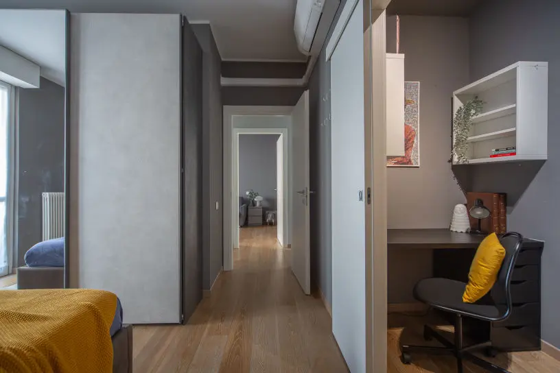 home-staging-di-casa-abitata-arredata-e-fotografia-immobiliare-ca,era-da-letto-con-cuscino-leroymerlin-e-coperta-gialla-maison-dumond-e-zona-lavoro